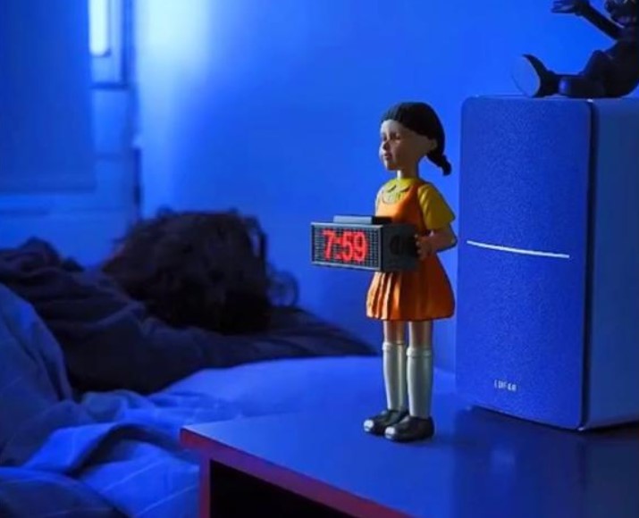 Стреляющий будильник в виде куклы-убийцы из сериала Netflix «Игра в кальмара»